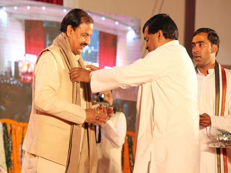 Shri Ajay Prakash Shrivastava honouring Dr. Mahesh Sharma, State Minister
(Independent Charge) of Culture and Tourism, Government of India with shawl
